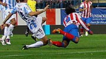 <b>EFECTIVIDAD. </b>Momento en el que Falcao remata a gol un centro de Emre para marcar el 1-0 en el último partido de Liga ante el Málaga en el Calderón. El Atlético ya lleva 18 goles en Primera División y los números le confirman como el equipo más peligroso de las grandes ligas de Europa.