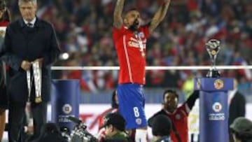 Vidal celebrando el t&iacute;tulo en Chile. 