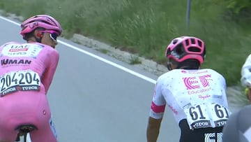 Isaac del Toro y Richard Carapaz en discusión en el Giro de Italia.