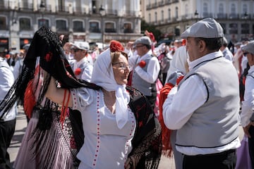 Varias personas bailan el chotis durante el pasacalles castizo ¡®Bailando por Madrid¡¯ por las Fiestas de San Isidro.