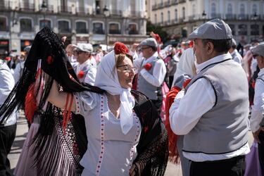 Varias personas bailan el chotis durante el pasacalles castizo ‘Bailando por Madrid’ por las Fiestas de San Isidro.