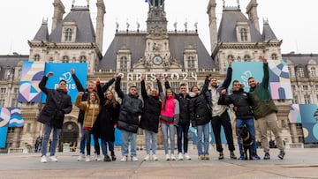 Los olímpicos 'Talento a bordo' de Iberia, delante del ayuntamiento de París.