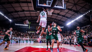 Brown, del Karsiyaka, trata de hacer un mate ante la defensa del Breogán.