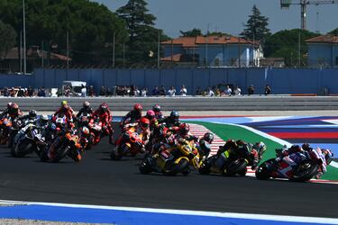 Los motoristas en las primeras curvas de la carrera del domingo en el Circuito Marco Simoncelli.