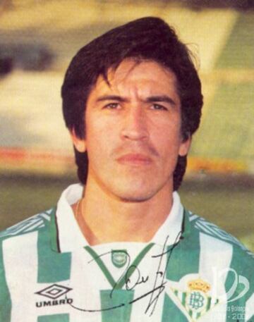 En 1993 llegó al Real Betis donde estuvo dos temporadas hasta que se marchó al Rayo Vallecano. 