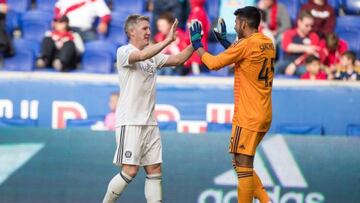 Richard Sánchez con su compañero de equipo Bastian Schweinsteiger, tras la primera victoria del Chicago Fire de visitante.