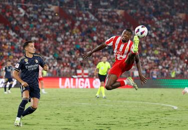 Lucas Vázquez observa como Akieme intenta llegar al balón de forma acrobática.