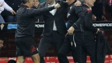 Abelardo celebra el triunfo de su equipo ante el M&aacute;laga por 1-0 en El Molin&oacute;n. 