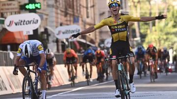 Wout Van Aert celebra su victoria ante Julian Alaphilippe en la Mil&aacute;n-San Remo 2020.