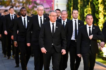 El entrenador del Leicester, Brendan Rodgers junto al cuerpo técnico y la plantilla del conjunto inglés.