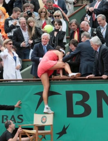 Ana Ivanovic celebra su primer Roland Garros en 2008 tras ganar a Dinara Safina en la final. 