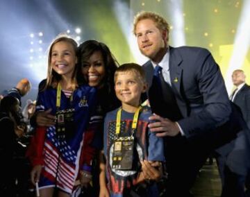 El Príncipe Harry y Michelle Obama junto a los hijos de dos militares estadounidenses.