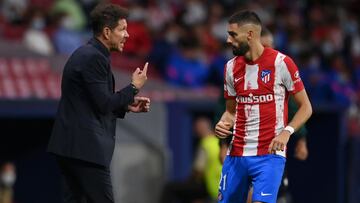 Simeone charla con Simeone durante un partido del Atl&eacute;tico.