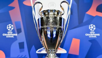 El trofeo de campeón de la Champions en un sorteo.