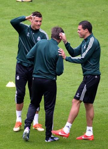 Cristiano Ronaldo y Pepe bromeando durante el entrenamiento del Real Madrid en Dortmund previo al partido de semifinales de Champions League.