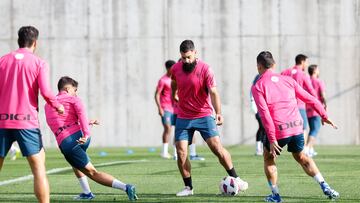 GRAFCAV4973. LEZAMA (BIZKAIA), 17/10/2023.- Asier Villalibre (c) golpea un balón durante el entrenamiento que el Athletic de Bilbao ha celebrado este martes para preparar el partido liguero del domingo ante el Barcelona en el Estadio Lluis Companys. EFE/Miguel Toña