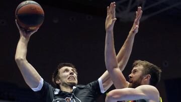 GRAF5409. SANTIAGO DE COMPOSTELA, 06/01/2019.- John Shurna (d), del Morbanc Andorra, defiende a Vladimir Brodziansky, del Monbús Obradoiro, durante el partido de la Liga Endesa, esta tarde en Santiago de Compostela.- EFE/Lavandeira jr