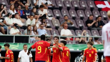 izan Merino es felicitado tras su gran gol.