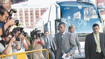 <b>GRAN EXPECTACIÓN. </b>1.500 personas esperaban al Real Madrid a su llegada al Hotel Playa Victoria. En la imagen, Robinho seguido de Becks.