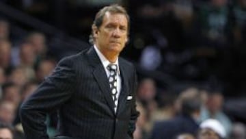 Flip Saunders, durante un partido.