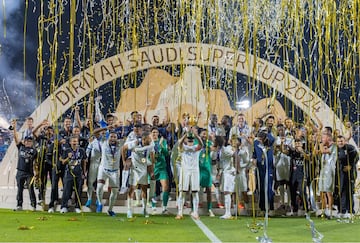 Al Hilal levanta su quinta Supercopa saudí.