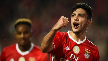 El atacante mexicano del Benfica dejó entrever en redes sociales porque no se cerró su pase al fútbol de China, en respuesta al periodista mexicano David Faitelson.