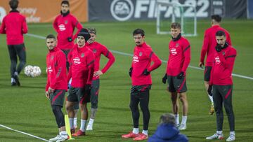 Los jugadores del Atl&eacute;tico, durante el entrenamiento en Majadahonda.