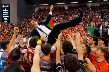 Pablo Pin, manteado por sus jugadores tras lograr el ascenso a la ACB en mayo de 2022.