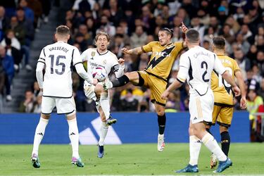Modric y el Pacha Espino pelean por un balón.