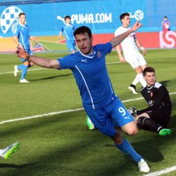 Angelo Henríquez no pudo jugar el Sudamericano por negativa de Manchester United, pero sí estuvo en el Mundial donde anotó dos goles. Se fue joven de Universidad de Chile y después de la Sub 21 de Manchester United y Zaragoza, se consolida en el Dinamo Zagreb.