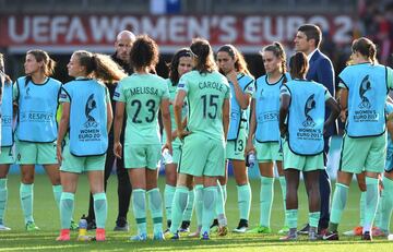 Francisco Neto, entrenador de la selección de Portugal femenina hablando con sus jugadoras al finalizar el encuentro. 