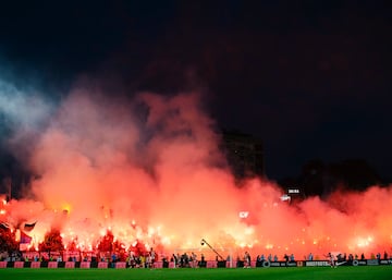 Considerado el 'Derbi Eterno', enfrenta a los dos equipos más importantes de Belgrado. El Estrella Roja y el Partizán rivalizan en fútbol, pero también en más terrenos. Sus enfrentamientos en balonmano y baloncesto son, igualmente, duelos muy calientes. A lo largo de la historia, esta rivalidad ha estado marcada por las profundas diferencias políticas, sociales y culturales existentes en la región.