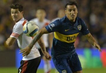  El jugador del Boca Juniors Andrés Chávez (d) disputa la pelota con el jugador del River Plate Rodrigo Mora (i).