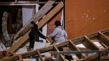 Dos personas caminan con mascarillas entre escombros, a 2 de noviembre de 2024, en Alfafar, Valencia, Comunidad Valenciana (España). Más de 200 voluntarios de Protección Civil de toda España están participando en las tareas de emergencia como consecuencia de la DANA que el pasado 29 de octubre afectó a la provincia de Valencia. La cifra de fallecidos por el temporal es más de 210, y desde ayer, 1 de noviembre, se ha restringido el acceso con vehículos privados a los municipios afectados.
02 NOVIEMBRE 2024;DANA;PROTECCIÓN CIVIL;VOLUNTARIOS;EJÉRCITO;RIADA;BARRO;BÚSQUEDA;;PIXELADA
Lorena Sopêna / Europa Press
02/11/2024