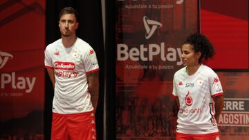 Independiente Santa Fe reveló la nueva camiseta de los planteles femenino y masculino para la temporada 2023. Alfonso Cañón lideró la presentación.