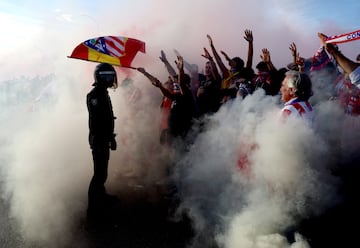 Caluroso recibimiento de los aficionados colchoneros al autobús rojiblanco en los aledaños del estadio Cívitas Metropolitano.