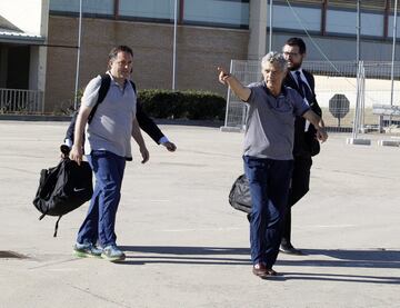 Ángel María Villar y su hijo Gorka saliendo de la prisión de Soto del Real.
