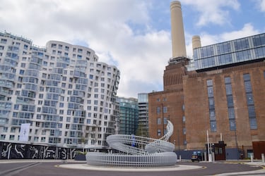 LONDON, UNITED KINGDOM - 2021/09/20: General view of the Battersea Power Station and the adjacent new building by renowned architect Frank Gehry, as the development and renovation nears completion. (Photo by Vuk Valcic/SOPA Images/LightRocket via Getty Images)