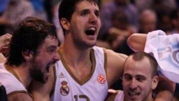 <b>HÉROE. </b>Los Sergios celebran con Mirotic la canasta del triunfo.