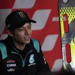 Los compañeros de Rossi le veneran en su retirada