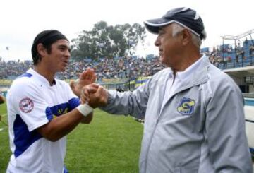 Héctor Tapia jugó en Universidad Católica en 1999 y entre el 2007 y el 2008. En la imagen saluda a Nelson Acosta, en ese momento DT de Everton. Ambos coincidieron en la Selección.