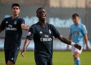 Vinicius Júnior lamentándose de una ocasión fallada frente al Celta de Vigo B. 