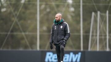 El t¨¦cnico Claudio Gir¨¢ldez, durante un entrenamiento del Celta.