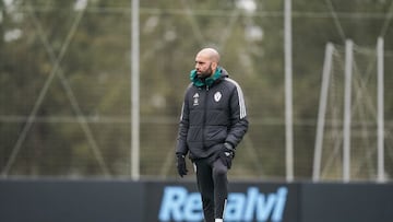 El técnico Claudio Giráldez, durante un entrenamiento del Celta.