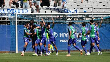 Los jugadores del M¨¢laga celebrando el 1-2, obra de Dioni.