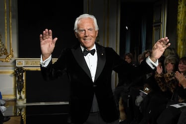 Giorgio Armani Raimondi (1934) es un diseñador de moda, director creativo, director ejecutivo, empresario y filántropo italiano. Fundó su propia empresa en 1974 y desde 2011 es considerado lo consideró el diseñador italiano de mayor éxito comercial, estimando su fortuna en diez mil millones de dólares. Armani ha diversificado su producción de moda, con accesorios y otros complementos en lo que se conoce como el Emporio Armani, Armani/Casa, entre otras divisiones de su empresa.