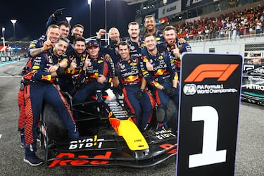 Max Verstappen se paseó y venció en la última carrera del año.