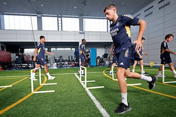 Valverde, con Bellingham, Mendy, Arda Güler y Odriozola en segundo plano, se entrenan en el gimnasio de Valdebebas el jueves 13 de julio, en la cuarta jornada de la pretemporada del Real Madrid.