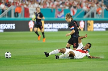 Peru's Renato Tapia vies for the ball with Luka Modric of Croatia during their 2018 World Cup friendly on March 23, 2018 at Hard Rock Stadium in Miami, Florida.