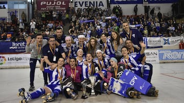 Las campeonas del Voltreg&agrave; celebran el t&iacute;tulo de la Copa de la Reina.